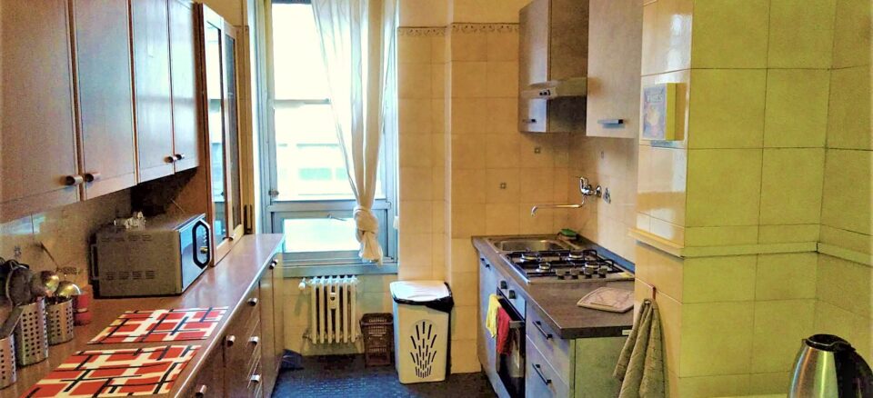 Cucina attrezzata, pavimentazione originale, piano cottura completo in appartamento in coliving con stanze singole in affitto a studenti o lavoratori