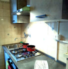 piano cottura e lavabo in appartamento con stanze singole per studenti o lavoratori vicino LUISS e METRO in Viale Libia