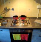 Piano cottura e lavabo in appartamento con stanze singole per studenti o lavoratori in Viale Libia 74